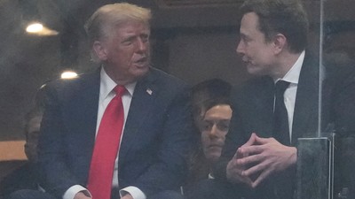 Donald Trump (stânga) și Elon Musk discută în lojă la funeraliile lui Charlie Kirk Foto; Profimedia