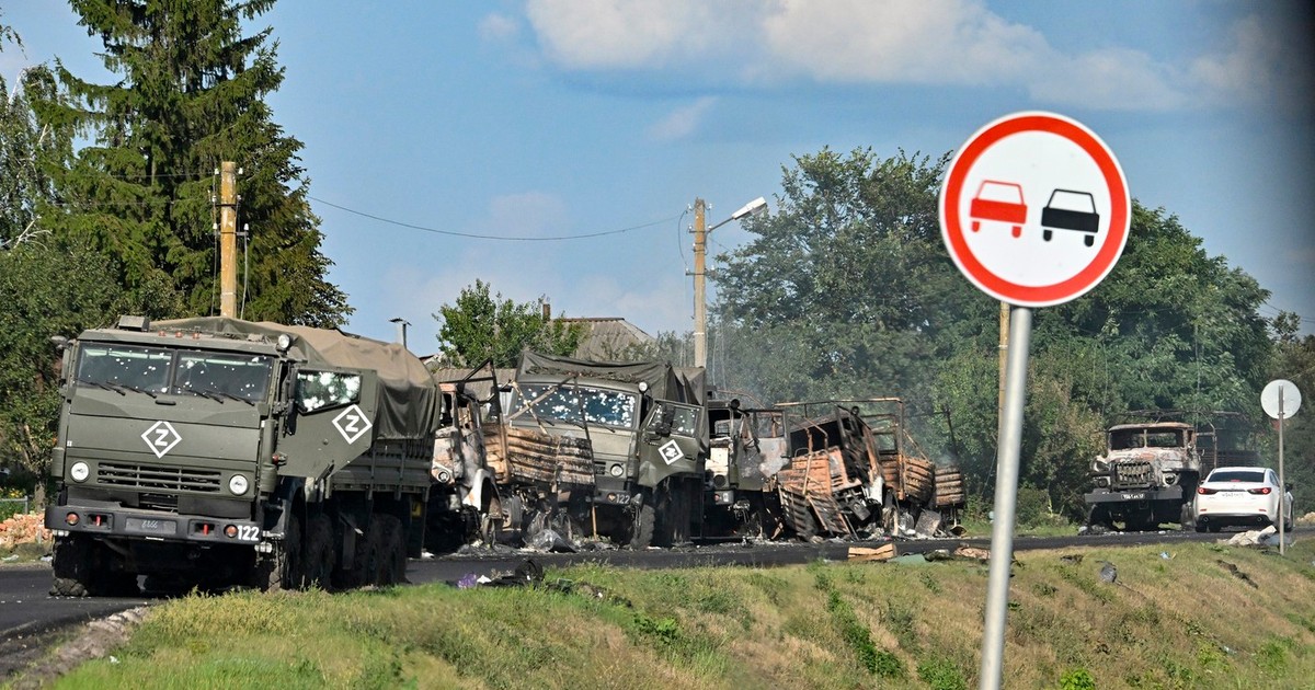 Convoi rusesc distrus pe o șosea din Kursk Foto: Profimedia