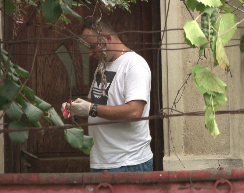 FOTO/ Un hoţ care a vrut să fure dintr-o casă din Ploiești a dat peste cadavrul unei femei moarte de un an. Lângă ea era cadavrul câinelui care o păzise