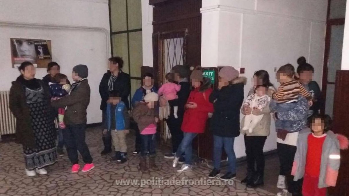 Peste 40 de migranți s-au ascuns într-o cisternă și au fost prinși la graniță, în județul Arad. Printre ei se află și un bebeluș de două luni