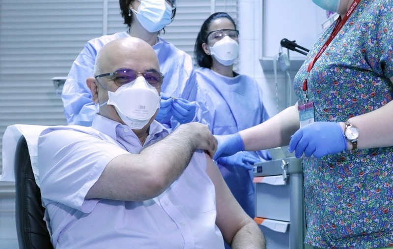 Raed Arafat s-a vaccinat anti-COVID: „Nu recomandăm oamenilor să se vaccineze, dacă noi nu ne vaccinăm”