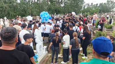 Mama copilului-erou din Chitila nu a venit la înmormântare. Nici fata salvată de la înec, nici aparținătorii celor transplantați. Nici vreun reprezentant al statului