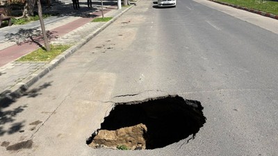 Groapă uriașă în asfalt la Slobozia, pe un bulevard din centrul orașului. Ce spune primarul