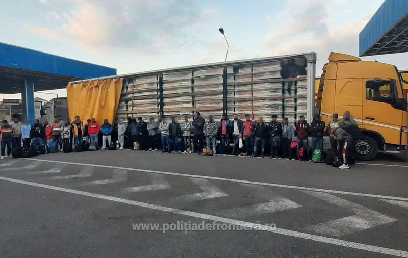 36 de migranți, găsiți printre sicrie, în TIR-ul unui șofer român care pleca în Italia