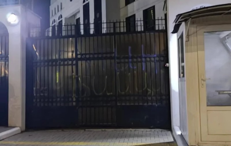 Ambasada Rusiei în Republica Moldova, vandalizată de ziua lui Vladimir Putin. Mesajul scris pe poarta instituției