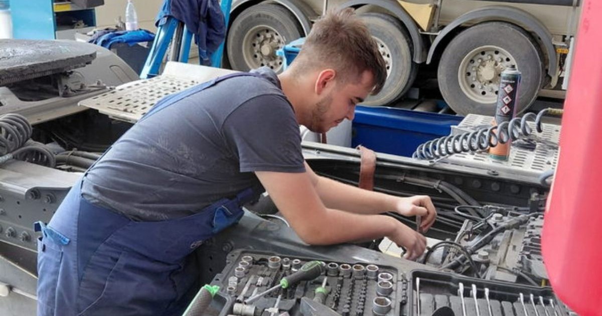 Andrei Popa, elevul din Bihor care a ajuns în finala europeana „Young car Mechanic” în timp de lucrează la o mașină