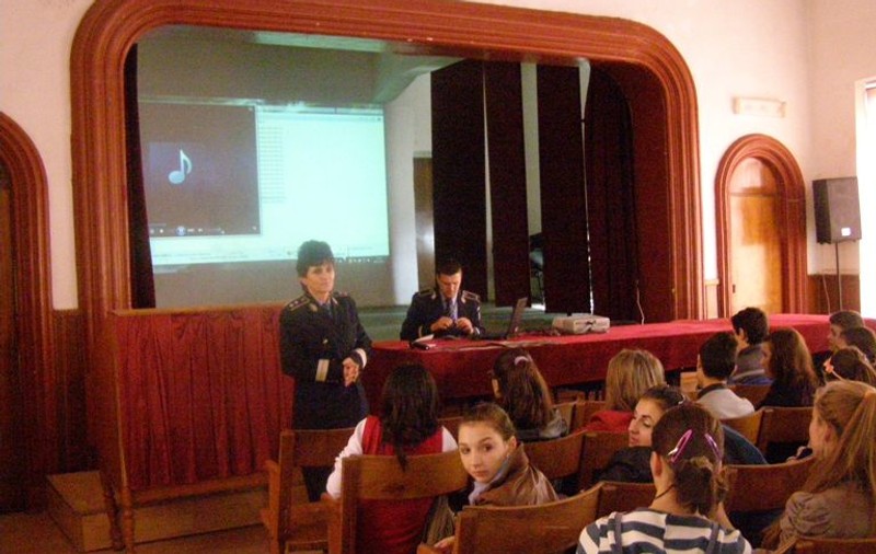 Poliţiştii, la catedră, în licee