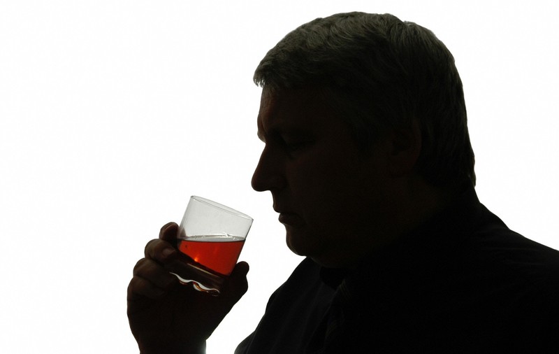 Zeci de oameni au băut alcool toxic la Iași. Puteau să moară din cauza intoxicațiilor