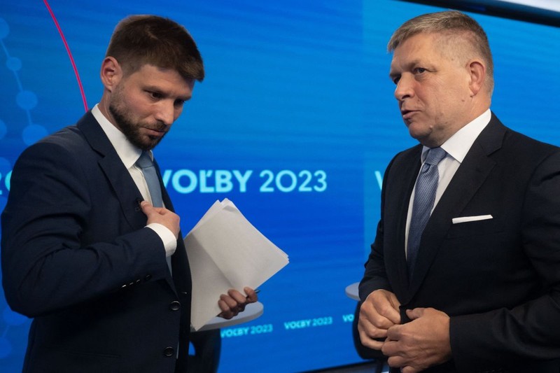 Michal Simecka (stânga), la o dezbatere electorală cu Robert Fico. FOTO: Profimedia
