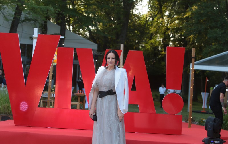 VIDEO EXCLUSIV/ Andreei Marin nu-i plac ședințele foto, însă are o copertă VIVA! pe care ar privi-o încontinuu. „Este cea cu fiica mea”