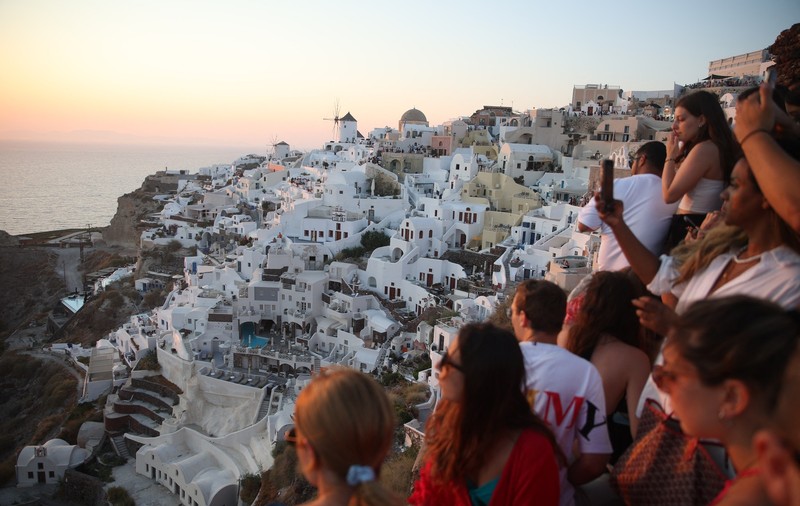 Insula grecească Santorini, invadată de turişti. 17.000 de vizitatori, aşteptaţi zilnic. Localnicii, deranjați de aglomerație