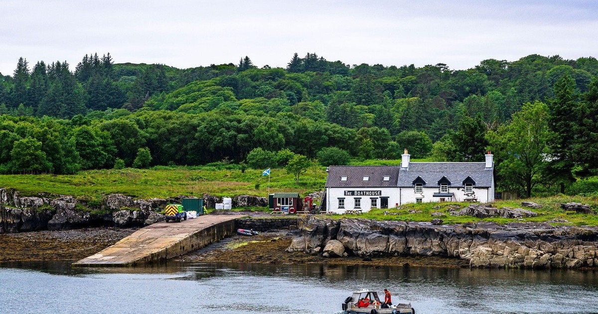 Vedere spre Insula Ulva, cu o traversare cu feribotul de pasageri către restaurantul The Boathouse Inn. Foto Profimedia