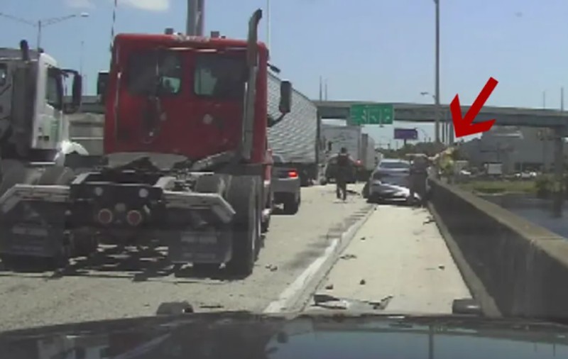 O americancă a furat mașina de test drive, a fost urmărită de poliție, a făcut accident, apoi s-a aruncat în apă, de pe un pod | VIDEO