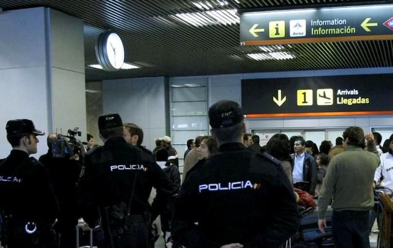 Un român a fost rănit pe aeroportul din Madrid după ce a încercat să apere o femeie atacată de un agresor cu un cuţit