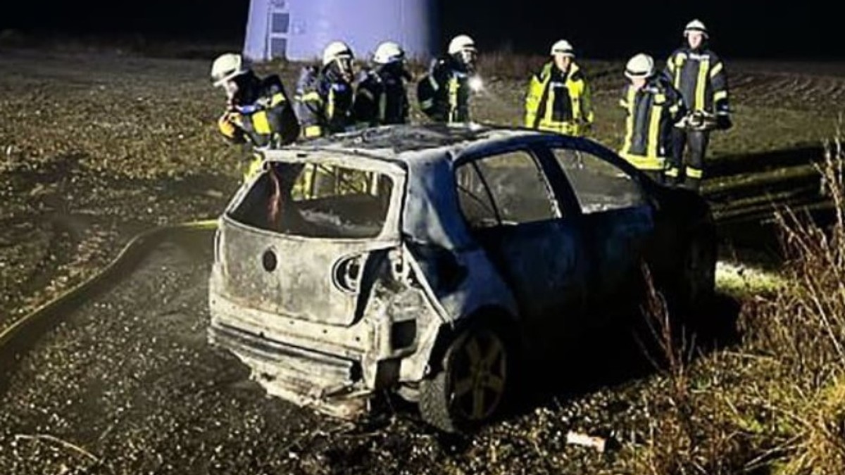Mașină arsă după ce patru adolescenți au aprins artificii Captură Bild