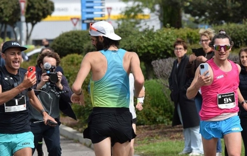 Recordul mondial la maraton alergat cu spatele, doborât de un francez. În câte ore a parcurs cei 42 de kilometri