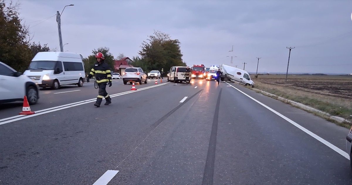 Un pompier acționează la locului unui accident în care au fost implicate o dubă și un microbuz, pe un drum din Giurgiu, 14 octombrie 2025