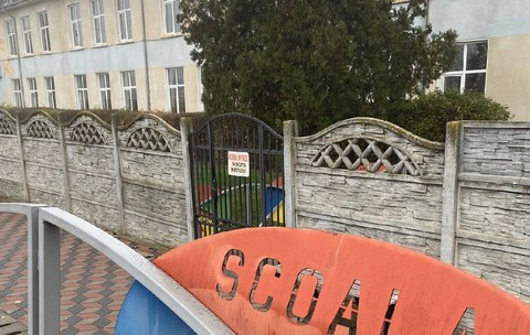 Crăciun cu scandal pe WhatsApp între părinți la o școală din Ciorogârla: „Suntem obligați să dăm sute de lei pentru cadourile doamnelor, să mobilăm și să utilăm clasele"