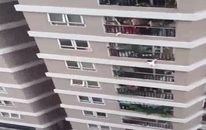 Imagini șocante în Vietnam. O fetiță de doi ani care a căzut de la etajul 12 al unui bloc, salvată de un curier, care a prins-o în brațe