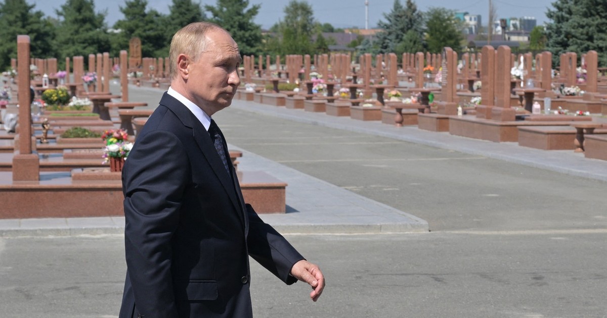 Vladimir Putin surprins la memorialul „Orașul îngerilor” din cimitirul din Beslan Foto: Profimedia