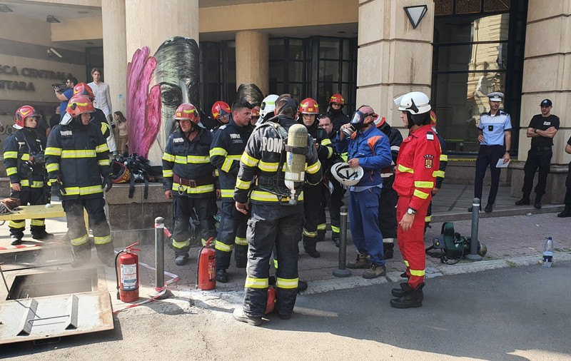 Un muncitor a murit în timp ce lucra într-un canal lângă Biblioteca Centrală Universitară din București. Bărbatul, surprins de un incendiu