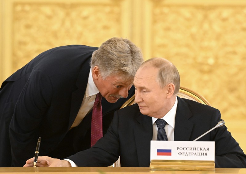 Vladimir Putin (dreapta) și purtătorul său de cuvânt Dmitri Peskov Foto: Profimedia