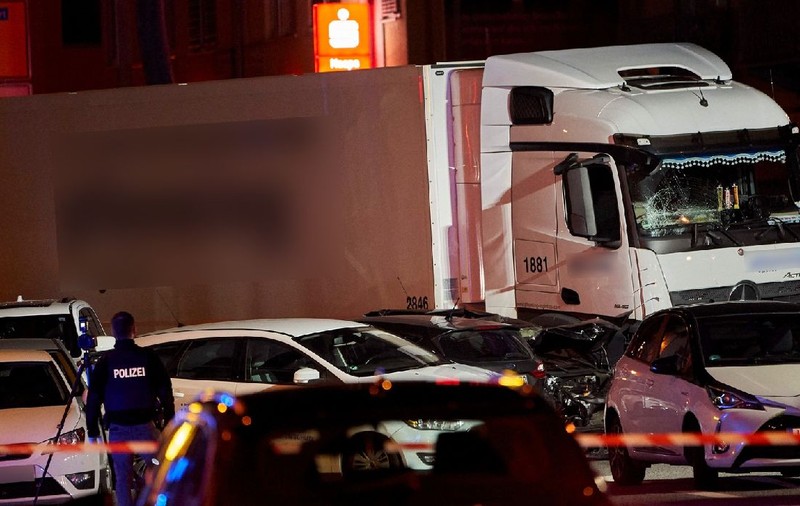 Un șofer de TIR a fost atacat de bărbați mascați și înarmați, care i-au furat camionul cu tot cu încărcătură, pe un drum din Germania