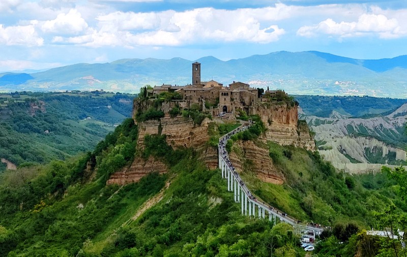Sătucul aflat la mai puțin de două ore de Roma pe care turiștii nu îl știu: singura cale de a ajunge la el este un pod de 300 de metri I VIDEO  