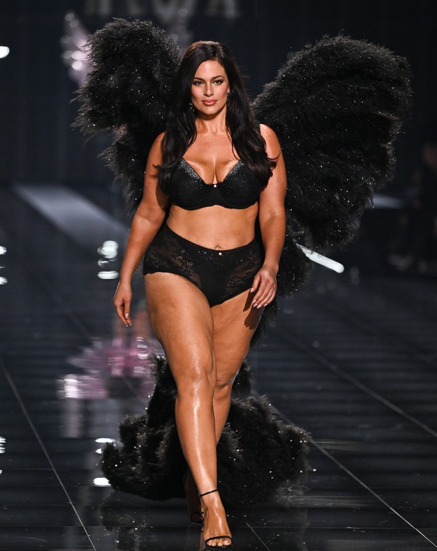 Modelul plus-size care a impresionat la Victoria's Secret Fashion Show 2025. Ashley Graham a purtat lenjerie intimă neagră