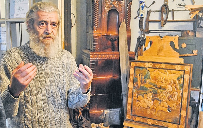 Nimic nu se aruncă, totul se transformă în artă! Un braşovean şi-a transformat propria locuinţă într-un atelier de creaţie