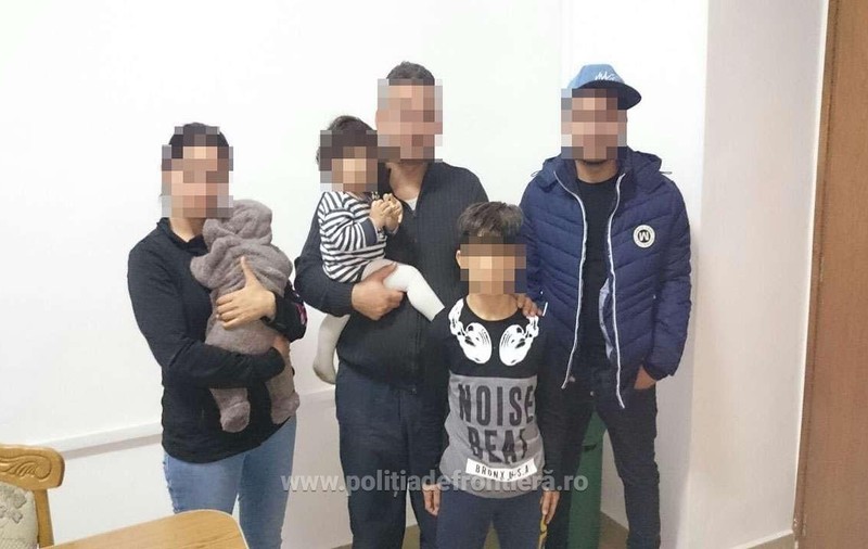 Au vrut să treacă granița ilegal cu un bebeluș de două luni. Familia de irakieni a fost prinsă la frontiera cu Ungaria