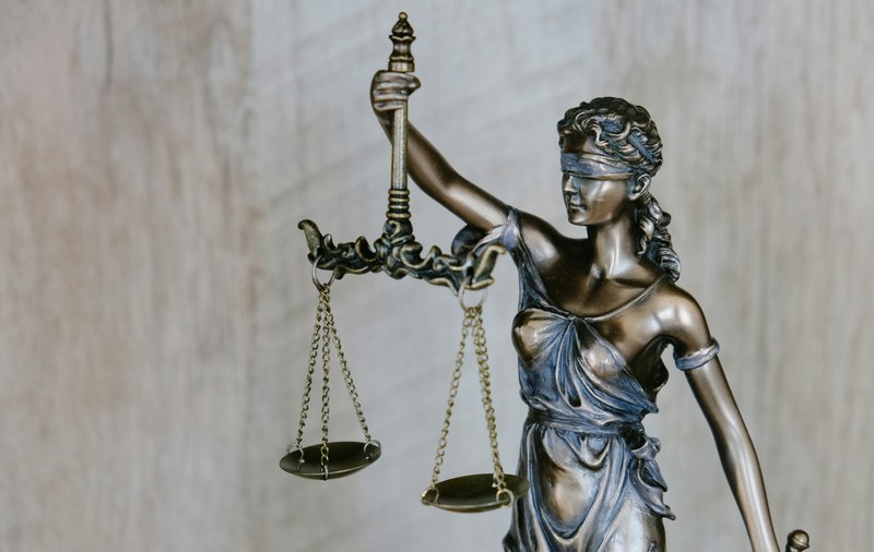 Cum îți alegi un avocat bun: ce să verifici înainte să te decizi