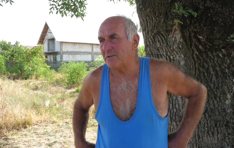 VIDEO | După ce DIICOT a confiscat canabisul din vie, sătenii din Stolnici, Argeş, şi-au amintit: “Acum câţiva ani, poliţiştii au scos cânepa din cimitir”