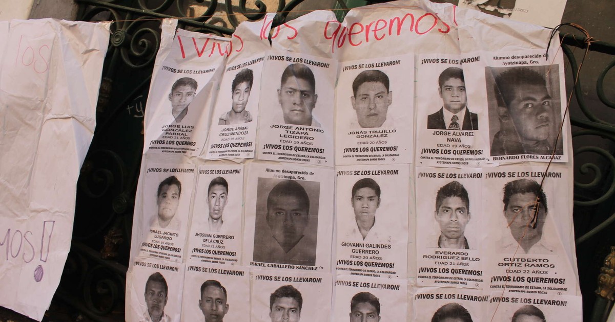 Afiș cu studenții care au dispărut în Mexic. Fotografie de Andrada Lăutaru