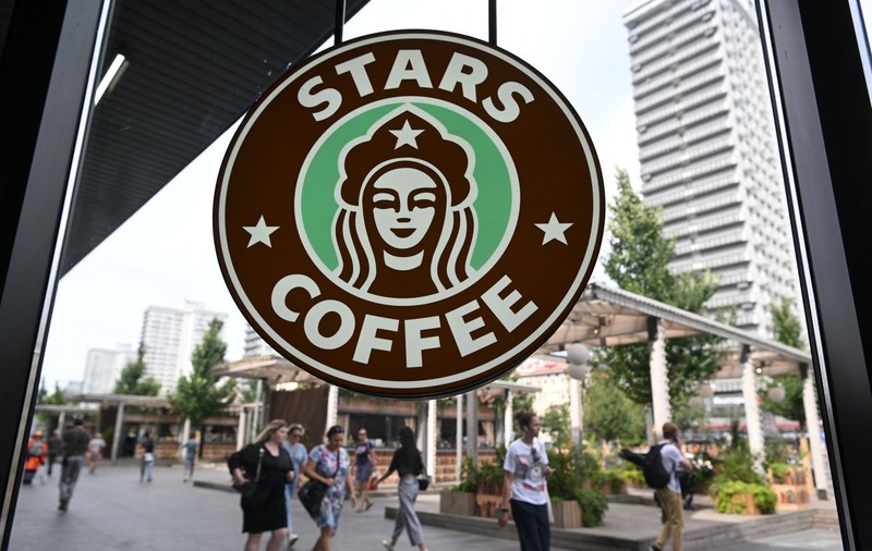 Starbucks "de Rusia" a deschis primul magazin în Moscova. Ce apare pe noul logo al lanțului de cafenele, preluat de un rapper pro-Kremlin