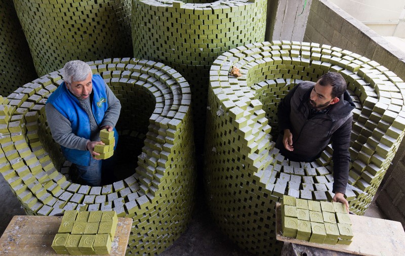 Habar nu ai ce vezi în această fotografie. Ce fabrică bărbații din imagine