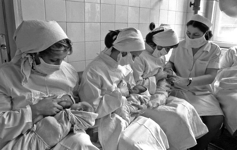„Copilul nu aparține mamei”. Efectele decretului care a interzis avorturile în comunism se văd și azi în maternitățile românești