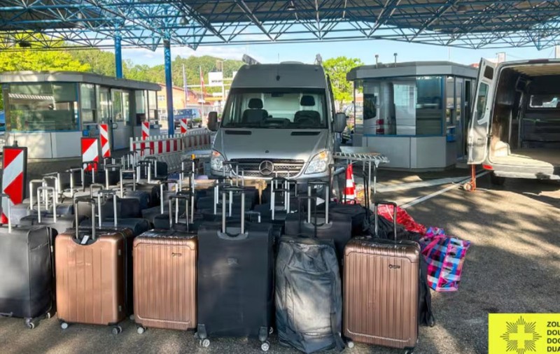 O femeie s-a întors din vacanță cu 55 de valize. Ce au descoperit vameșii când i-au controlat toate bagajele în doar 20 de minute