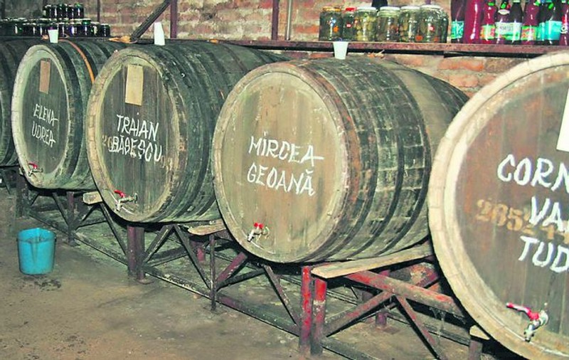 Beţi vin din butoiul Traian Băsescu!