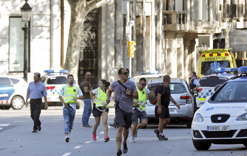 Teroare în Barcelona | Autorul atacului este în continuare căutat de polițiști. Bilanțul atentatului: 14 morți și 130 de răniți