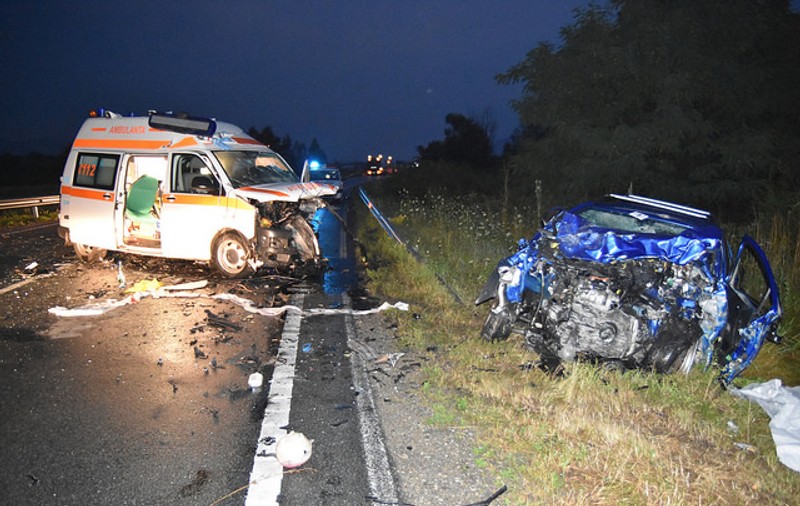 Accident violent cu ambulanța în apropiere de Caransebeș. Ambii șoferi au murit