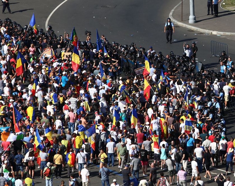 UPDATE. Război de stradă între jandarmi și huligani, în Piața Victoriei. 452 de persoane rănite / VIDEO&FOTO