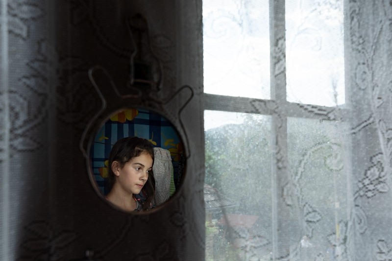 Casa unde locuiesc Nina şi Luciana are nevoie de reparaţii capitale