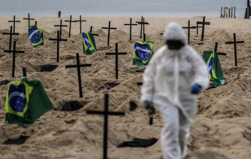 100 de morminte, săpate pe plaja Copacabana. Motivul pentru care au făcut asta voluntarii din Rio de Janeiro