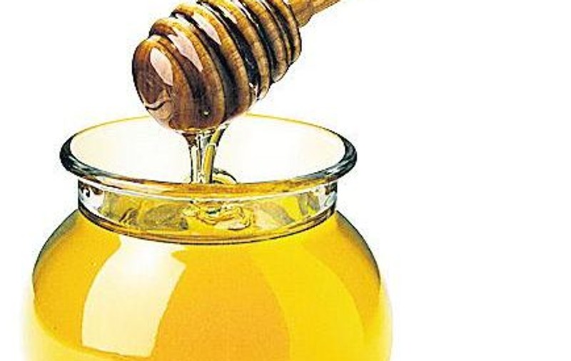 Cum să-ţi păstrezi părul strălucitor cu bani puţini