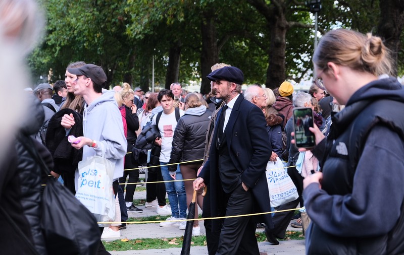 David Beckham a stat 12 ore la coadă să-i aducă un omagiu reginei Elisabeta a II-a. A plâns când a ajuns lângă sicriu | VIDEO