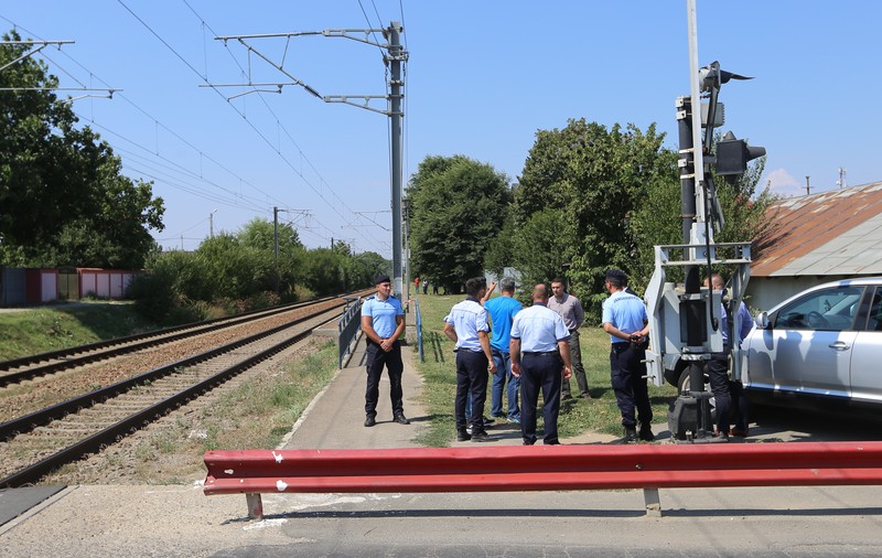 EXCLUSIV/ Sinucidere și crimă la Brănești. Mama și-a împins fata cea mare în fața trenului, pe cele doua mici le-a luat în brațe și a sărit pe șine!