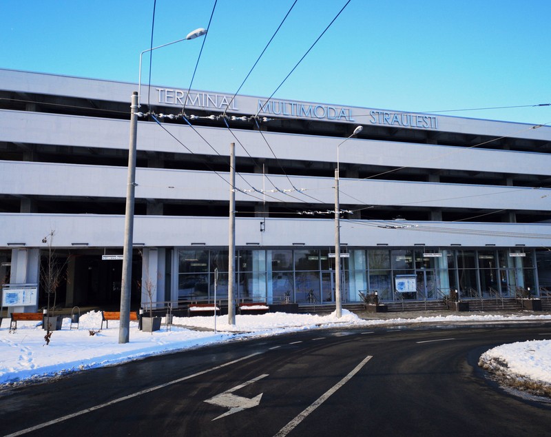 FOTO | Parcarea de 365 de milioane de lei zace goală. Șoferii aleg să parcheze lângă clădirea Străulești inaugurată acum două luni