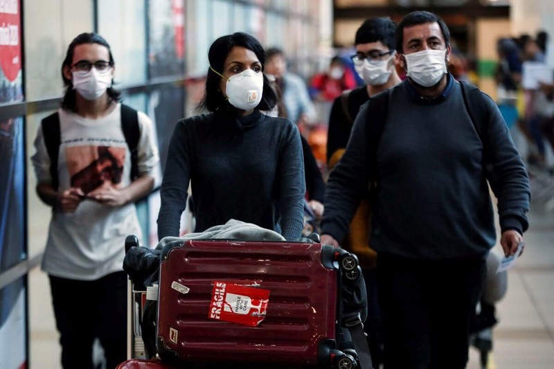 Pasagerii își iau măsuri de protecție în aeroportul din Santiago de Chile, împotriva răspândirii COVID-19 (FOTO: EPA)