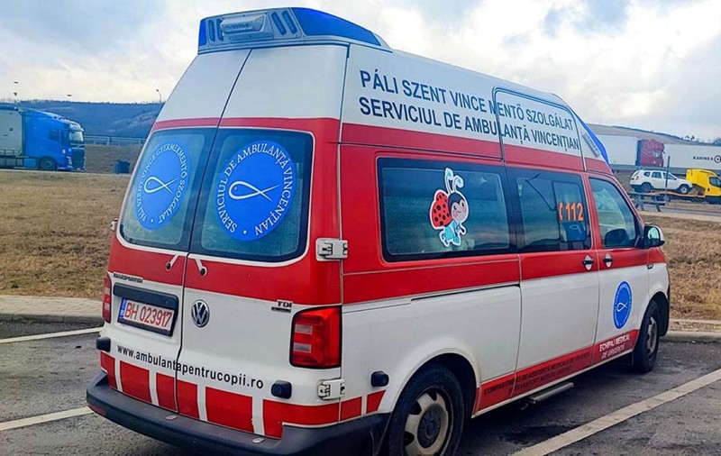 Povestea unui tânăr fără adăpost care ajută zeci de copii din Oradea. ONG-ul său transportă gratuit micuții pacienți la spitale din străinătate